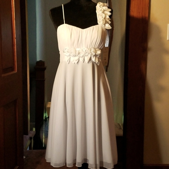 Beautiful White Dress - Picture 3 of 8